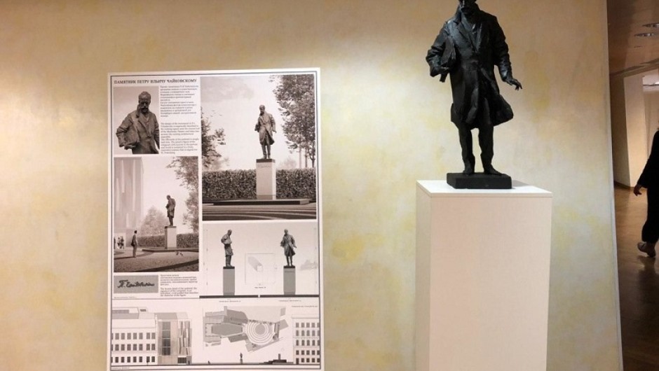 Санкт Петербург издига два съвременни паметника на Чайковски