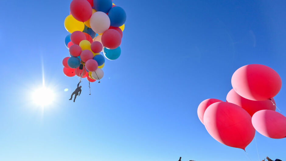 Да полетиш на 7000 метра височина, хванат за балони с хелий (ВИДЕО)