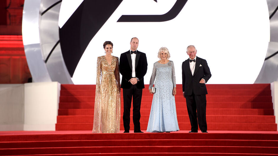 Кейт Мидълтън блести в златиста рокля на премиерата на новия филм за Джеймс Бонд (ВИДЕО)