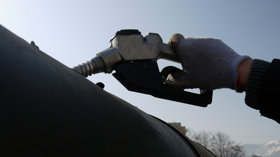 На първо четене: Спорните промени в Закона за горивата остават за лятото