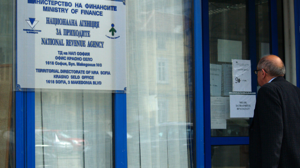 НАП запорира дяловете в шестте компании, които Цветан Василев продаде