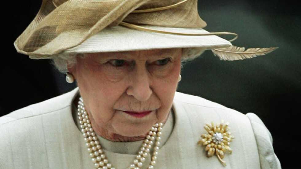 Кралското семейство пътува към кралица Елизабет II