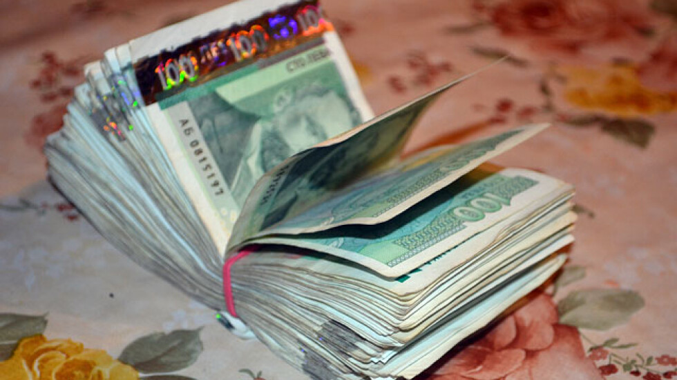 Хванаха данъчен с 15 000 лева подкуп в София