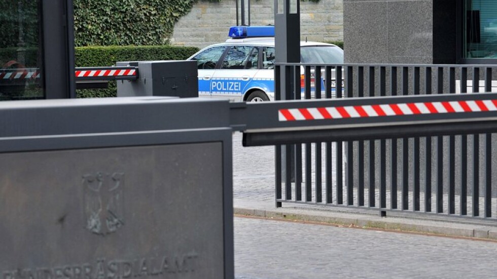 Мъж нападна с нож трима души и взриви граната в Берлин