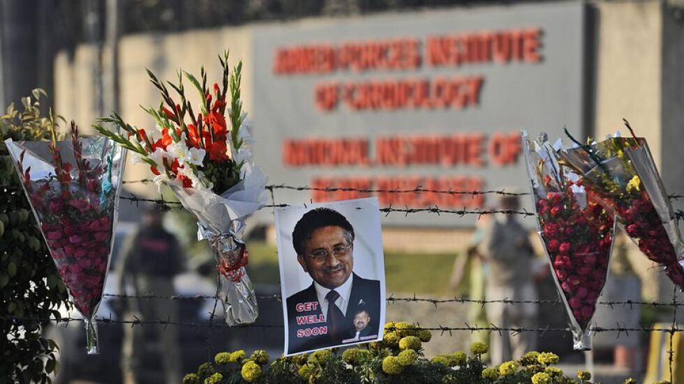 Мушараф оцеля при бомбен атентат