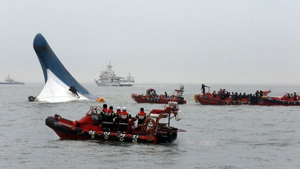Ферибот потъна край Южна Корея, около 300 изчезнали (СНИМКИ)