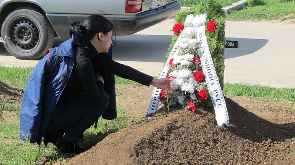 Само майката погреба убитата 7-годишна Пламена в Русе