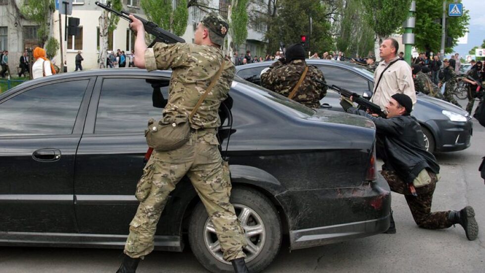 Сепаратисти с автомати завзеха Луганск (СНИМКИ)