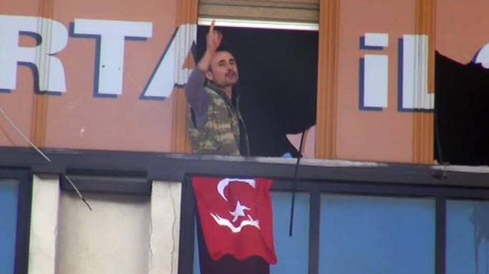 Въоръжен нахлу в офис на управляващата партия в Турция