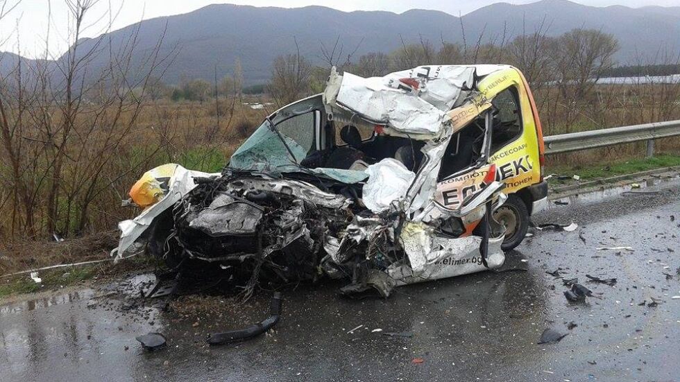 Челен удар между кола и автобус взе жертва на пътя София-Бургас (СНИМКИ)