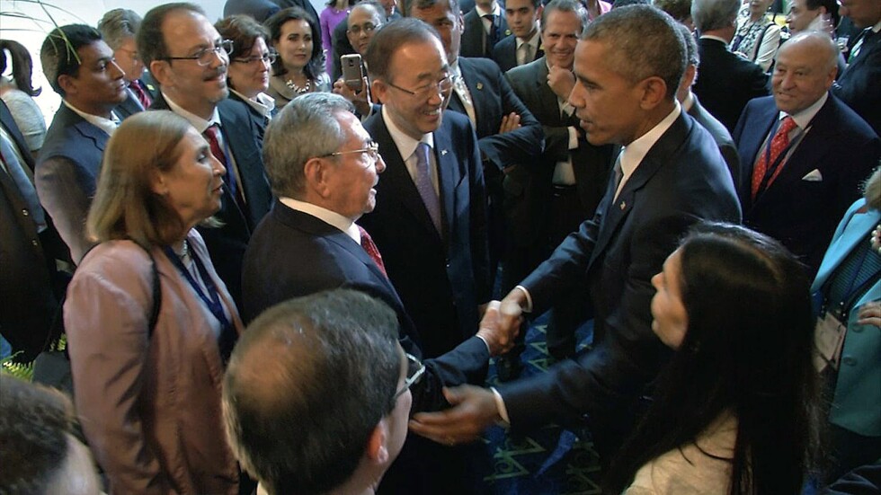 Барак Обама и Раул Кастро се ръкуваха в Панама