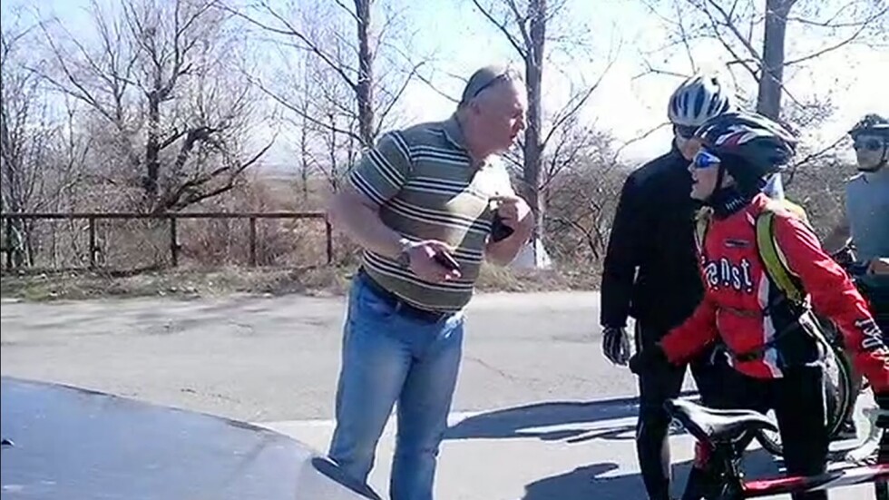 "Прокурорът" от скандала с велосипедистите е шофьор в Софийска районна прокуратура