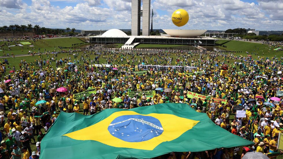 Хиляди бразилци протестират срещу Дилма Русеф след корупционния скандал
