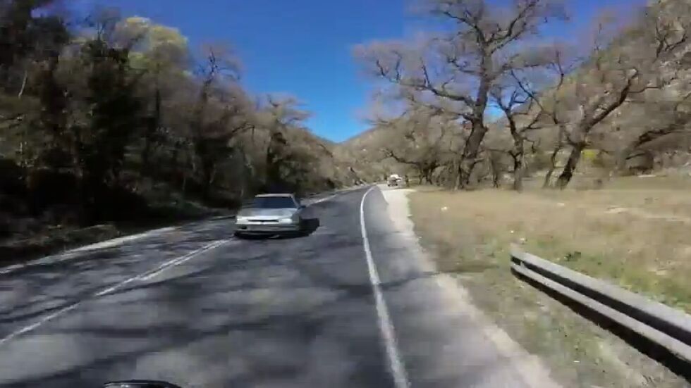Второ видео показва шофьора на "Голф"-а, който засича мотористи