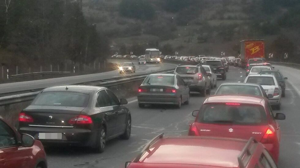 Огромно задръстване блокира стотици хора на магистрала „Хемус”