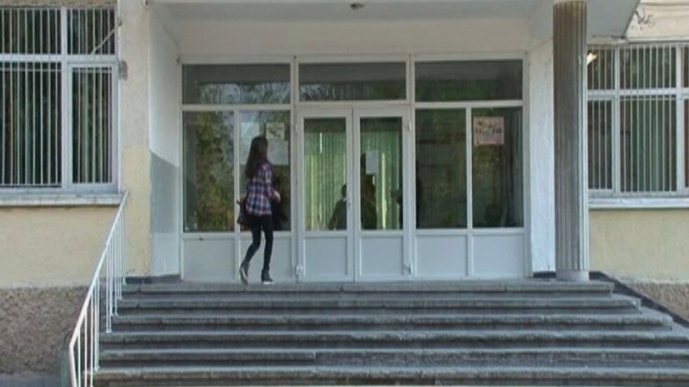 Родители обвиняват учител във фриволно поведение с ученички в Пловдив