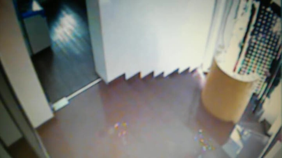 Видео от охранителни камери показа обирджия в столичен магазин