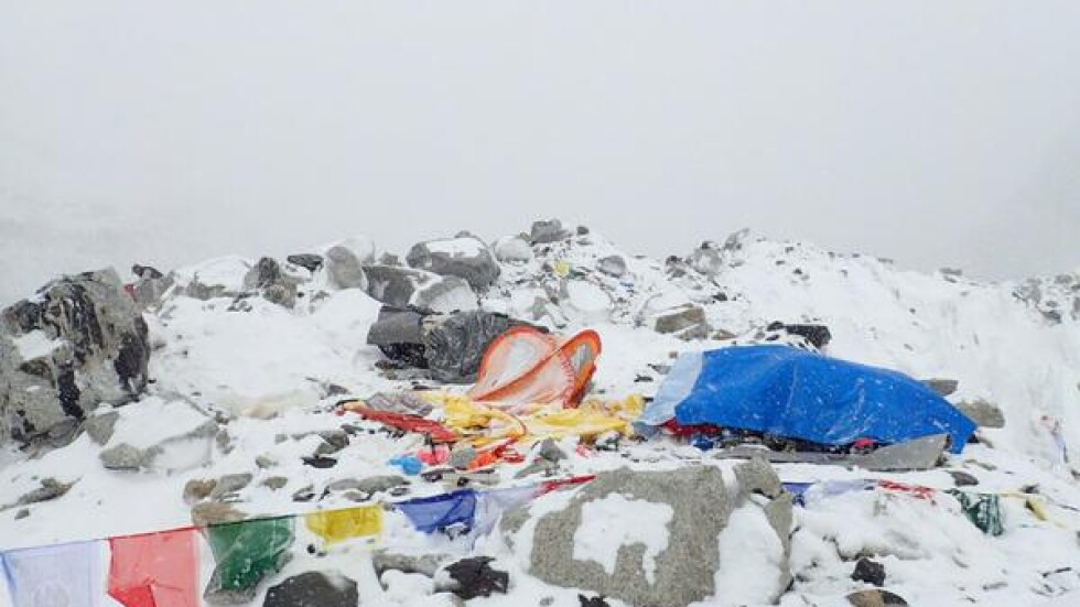 Лавина затрупа базовия лагер под Еверест, има жертви