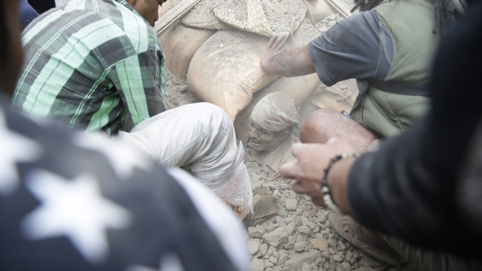Унищожителното земетресение в Непал взе най-малко 1300 жертви (ОБЗОР)