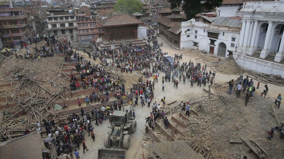 Броят на загиналите след земетресението в Непал расте главоломно