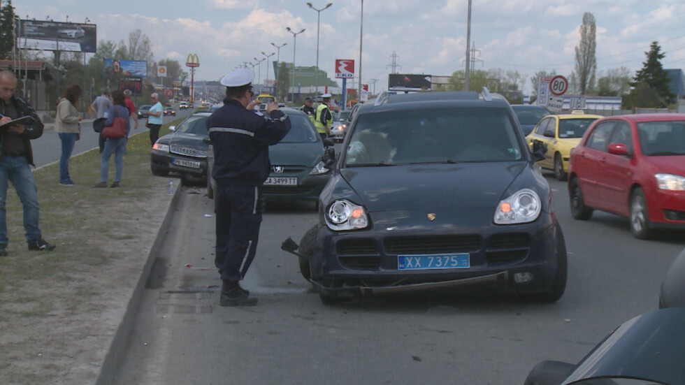 Младеж на 25 г. пострада тежко в катастрофа на Околовръстния път в София (ОБНОВЕНА)