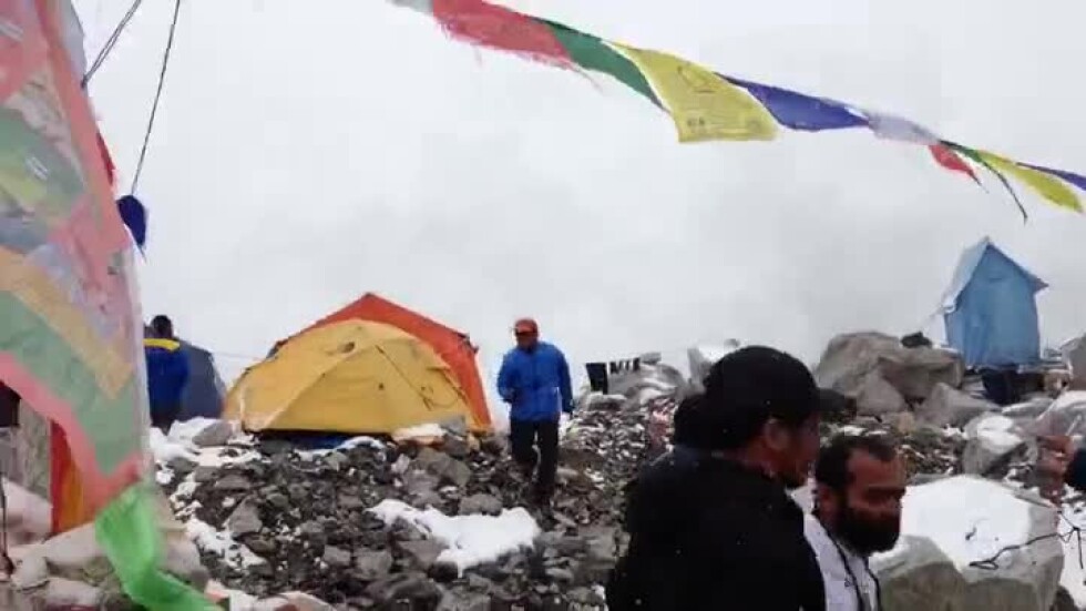 Моментът, в който лавината удря базовия лагер под Еверест (ВИДЕО)