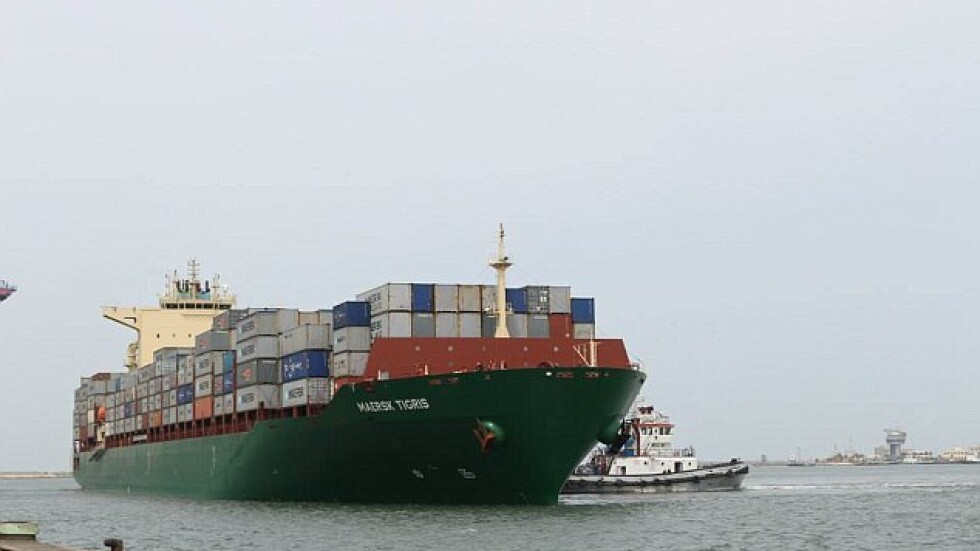 Задържаният в Иран кораб ще отплава след изплащане на дълга