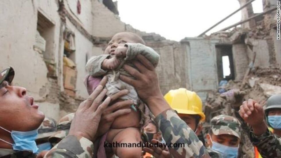 Четиримесечно бебе бе извадено невредимо от отломките в Катманду