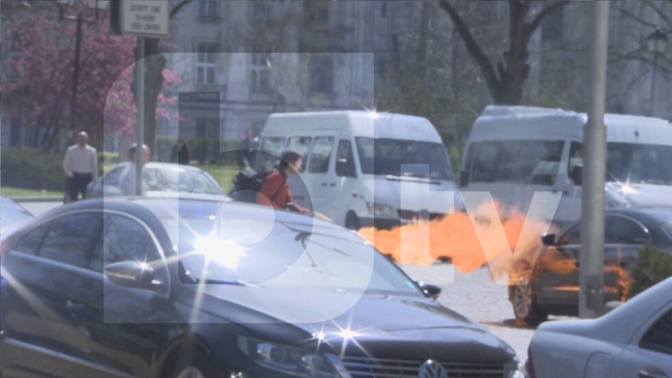 Мъж запали служебен автомобил до сградата на Народното събрание (ВИДЕО)