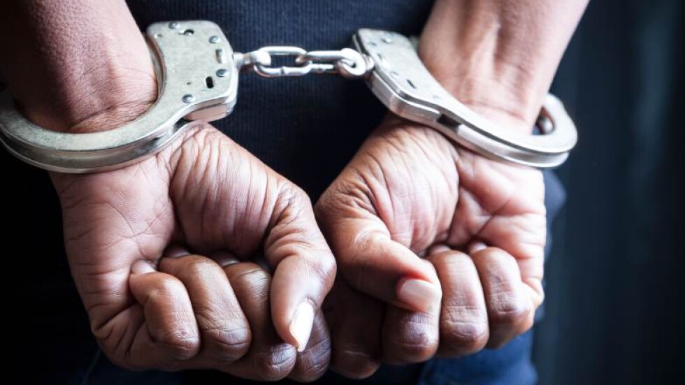 Задържаха служител на "Пътна полиция" за кражба и подкуп