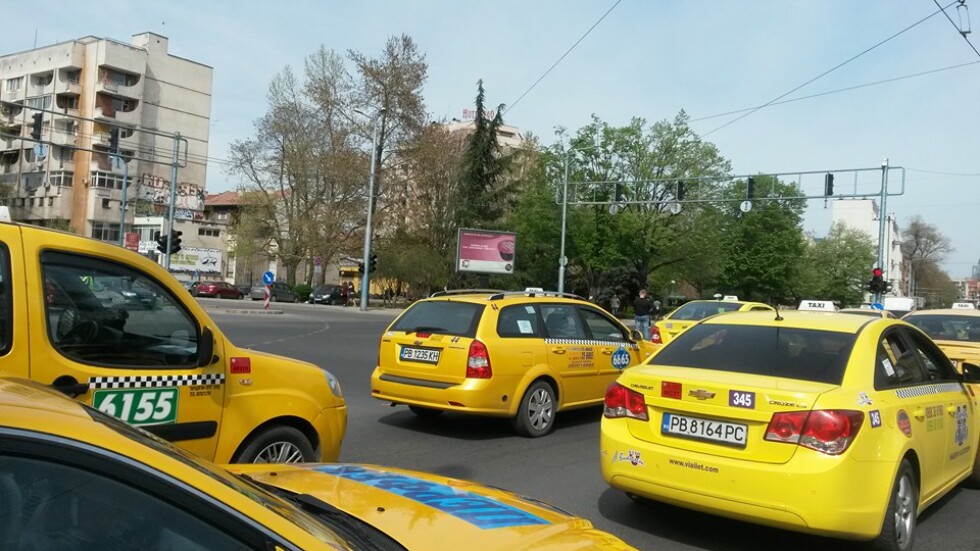 Таксиметров протест блокира Пловдив (СНИМКИ)