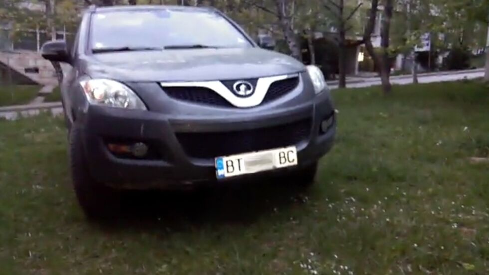Шеф на Горското във Велико Търново паркира автомобила си в тревни площи