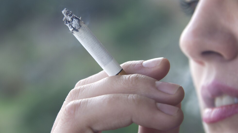 Пушачите намират работа по-трудно и изкарват по-малко