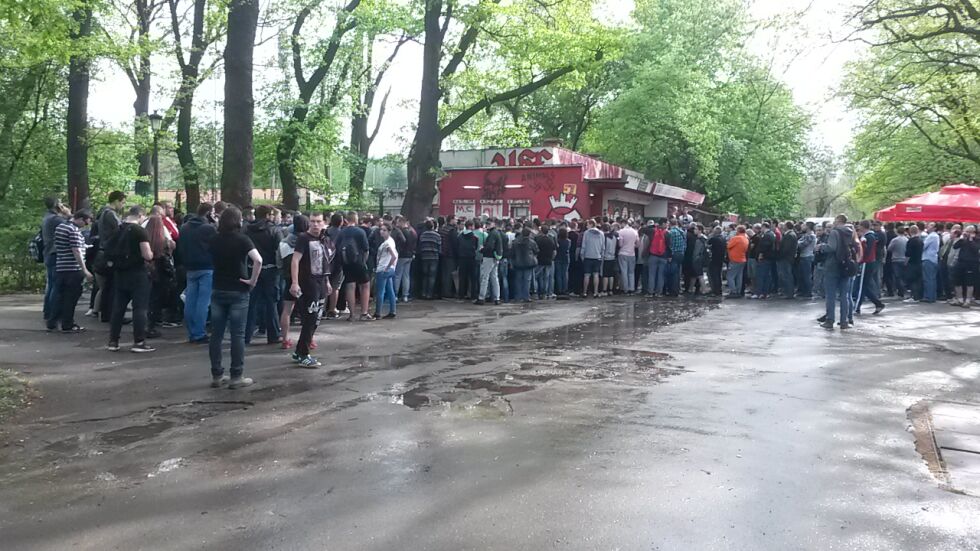 "Армията" отесня! Стотици фенове чакат с часове за билети за Берое - ЦСКА (ВИДЕО)