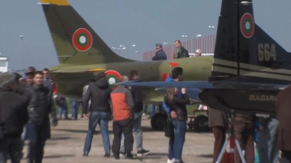 Пилоти демонстрираха умения в небето на Долна Митрополия