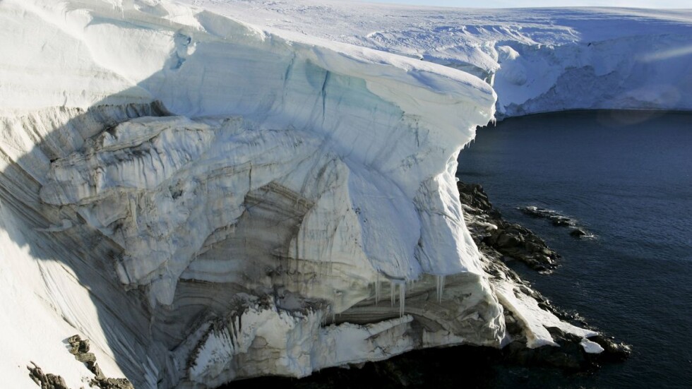 От Антарктида се отчупиха два огромни къса от шелфа