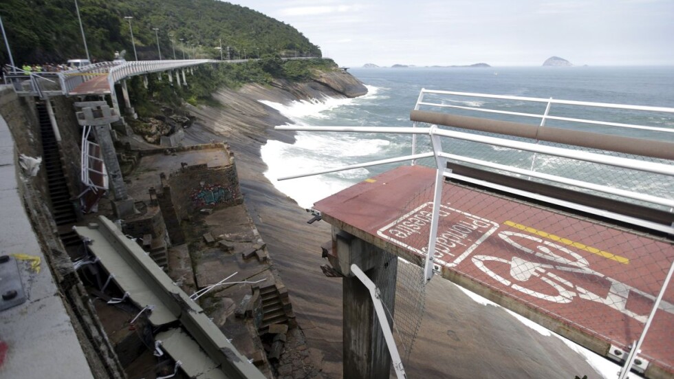 Огромни вълни срутиха велоалея в Бразилия (ГАЛЕРИЯ)