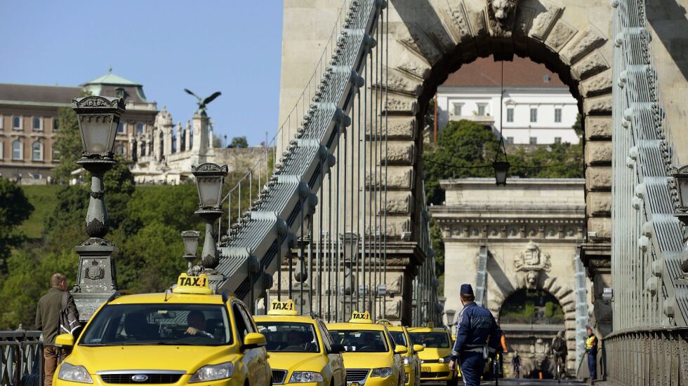 Таксиметрова блокада в Будапеща заради „Юбер” (СНИМКИ)
