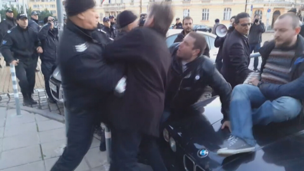 Манол Глишев за побоя пред НС: Полицията е група наемници, която позори пагона си (ВИДЕО)