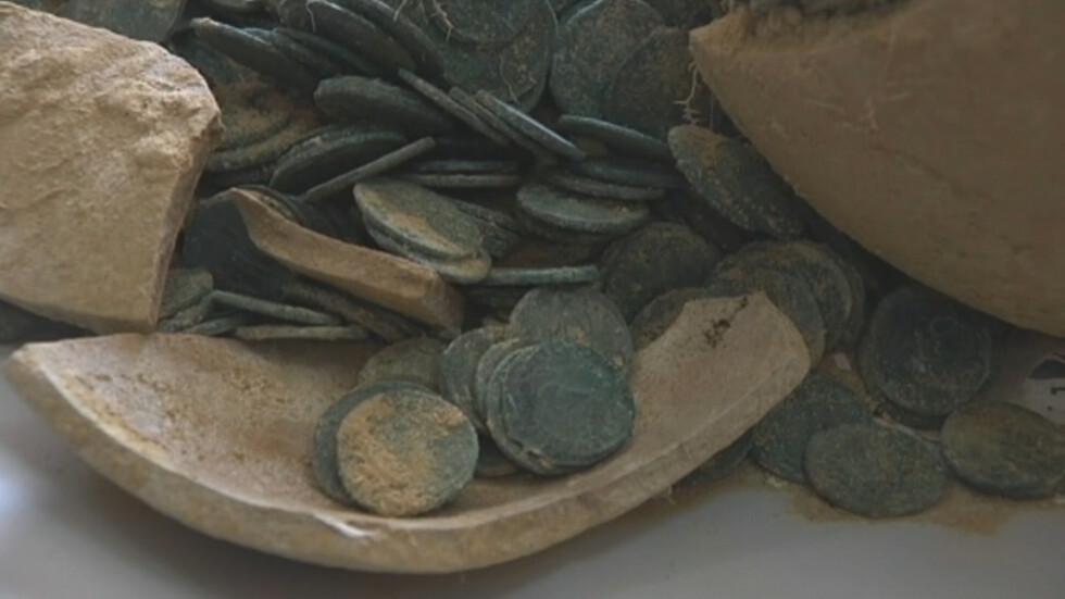 Откриха монетно съкровище от XI в. благодарение на металдетектор 
