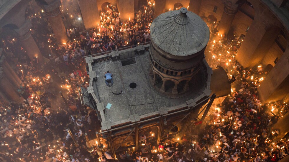 Благодатният огън слезе на Божи гроб, очакваме го и в България