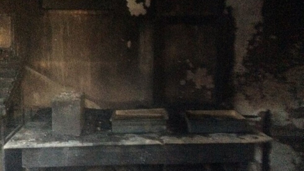 Все още не е ясна причината за пожара в католическия храм в Белене (СНИМКИ)