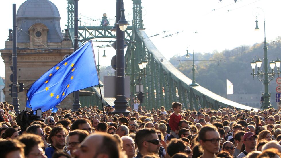 Хиляди граждани в Будапеща подкрепиха университет, финансиран от Сорос