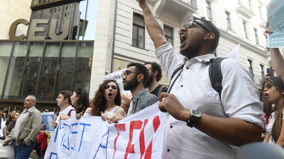 Български студенти, учещи в Будапеща, може да останат без американски дипломи 