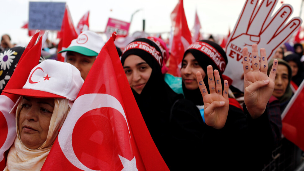 Десетки хиляди в Истанбул подкрепиха Реджеп Ердоган за „Да” на референдума