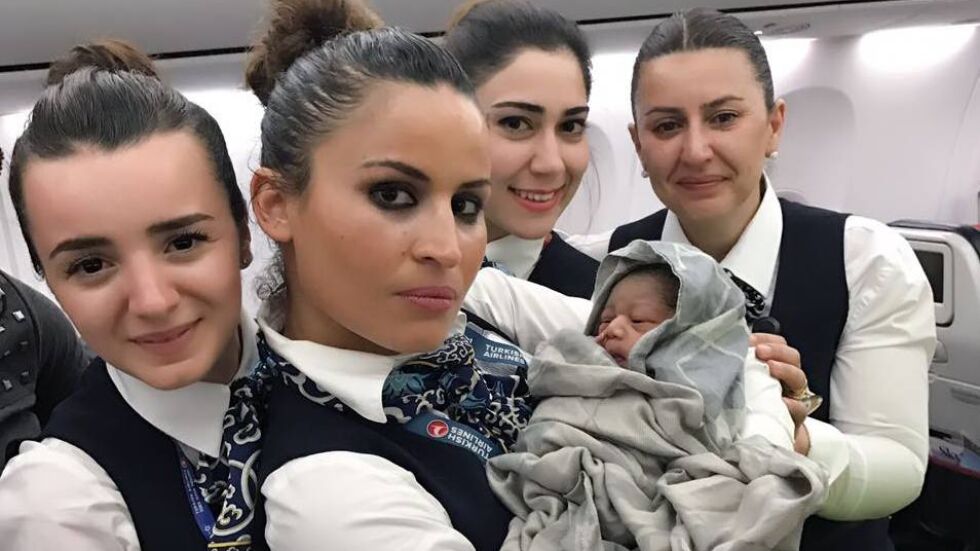 Бебе се роди на борда на самолет на Турските авиолинии (СНИМКИ)