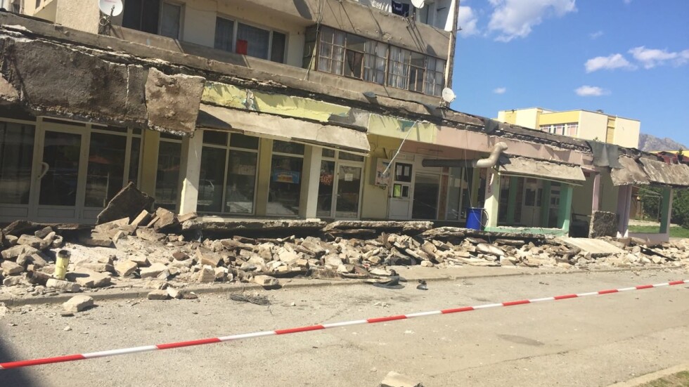 30-метрова козирка падна от жилищен блок в Сливен