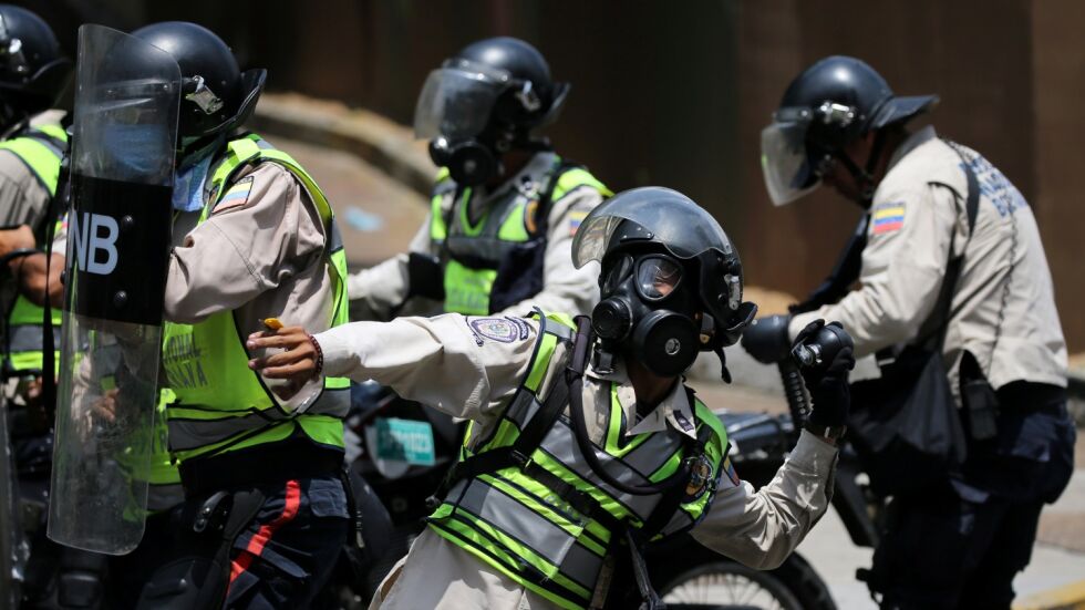 Десетки пострадаха при протест в Каракас (СНИМКИ, ВИДЕО)