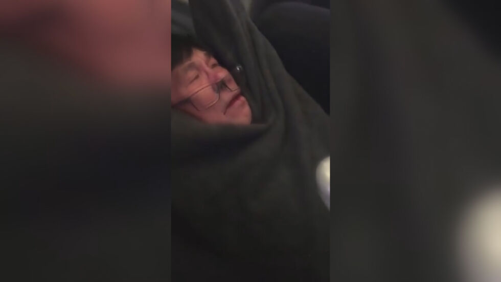 Насилието над редовен пътник в самолет взриви социалните мрежи
