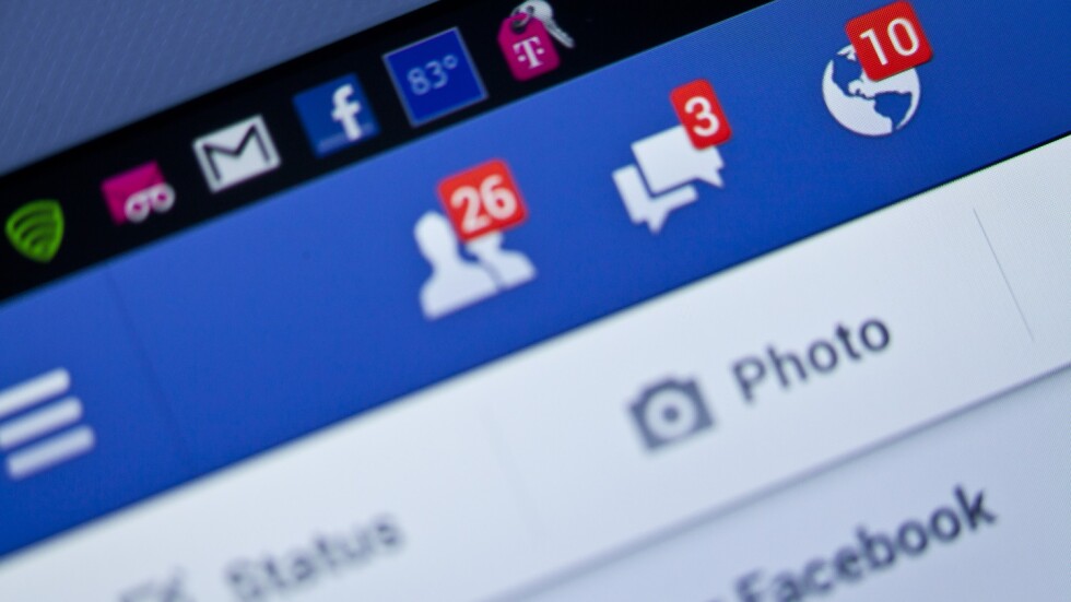 „Фейсбук” блокира 30 000 акаунта във Франция заради фалшиви новини